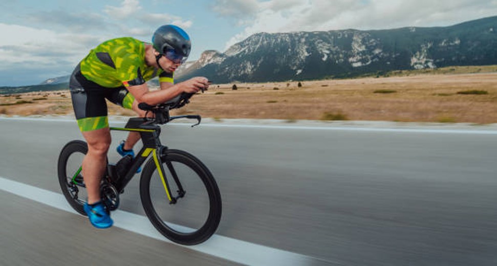 Cycliste sur vélo chrono réalisant un test FTP avec capteur de puissance
